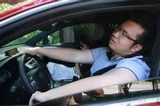 两个男的动漫开车
